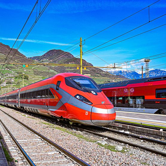 Die Frecciarossa 1000 (ital. für Roter Pfeil), Herstellerbezeichnung ETR 1000, fährt durch eine grüne Landschaft