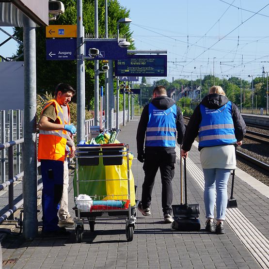 Mitarbeitende und Helfer:innen säubern den Bahnsteig im Solinger Hauptbahnhof