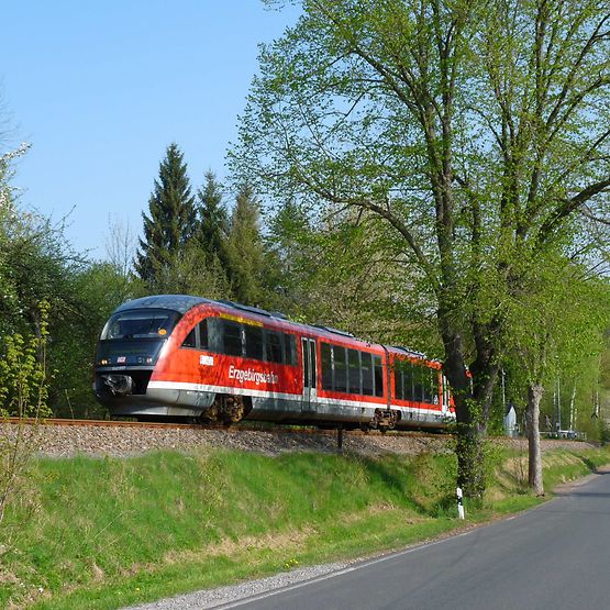 Erzgebirgsbahn neben einer Straße