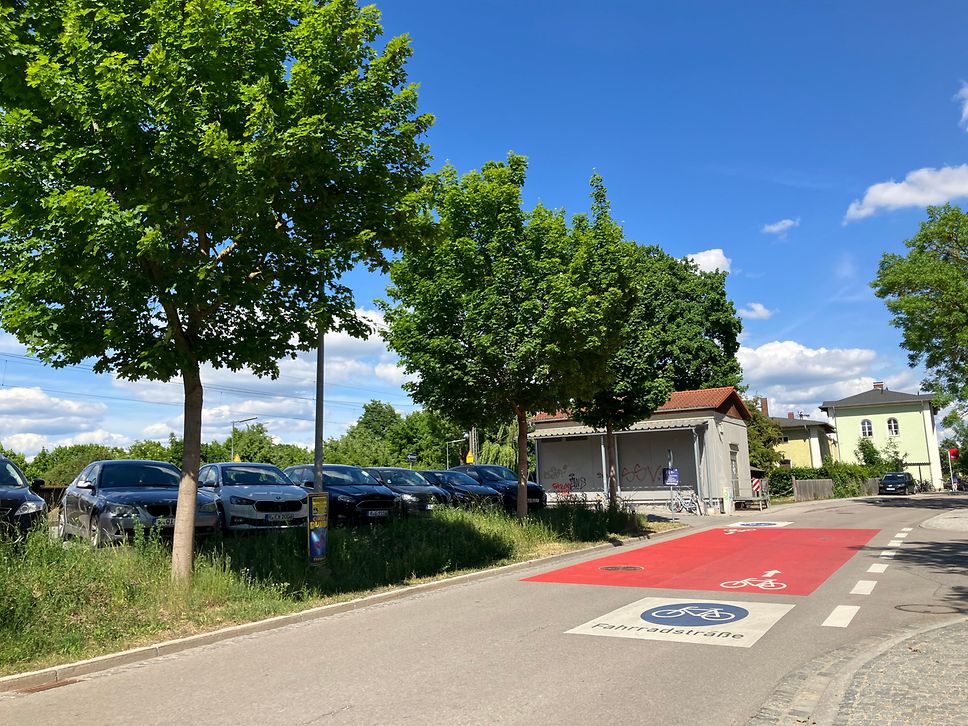 Die Prüfeninger Schloßstrasse am Haltepunkt Prüfening ist eine Fahrradstraße