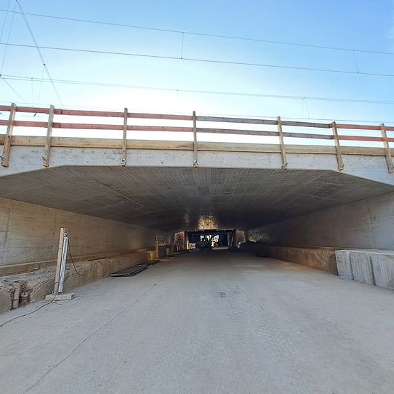 Ein bereits erneuerter Brückenteil an der Eisenbahnüberführung Sophienstraße
