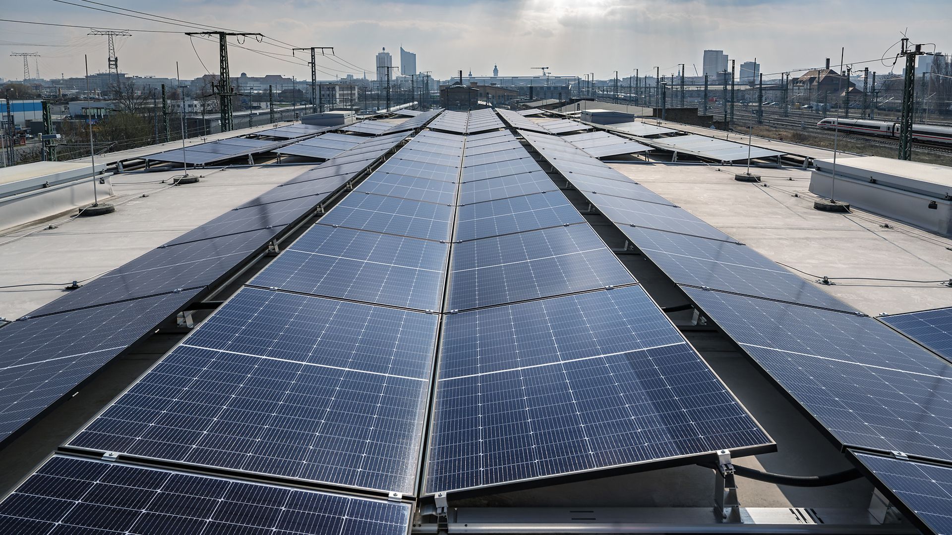 PV-Anlage auf Technikhalle (URD-Halle) des ICE-Werks in Leipzig