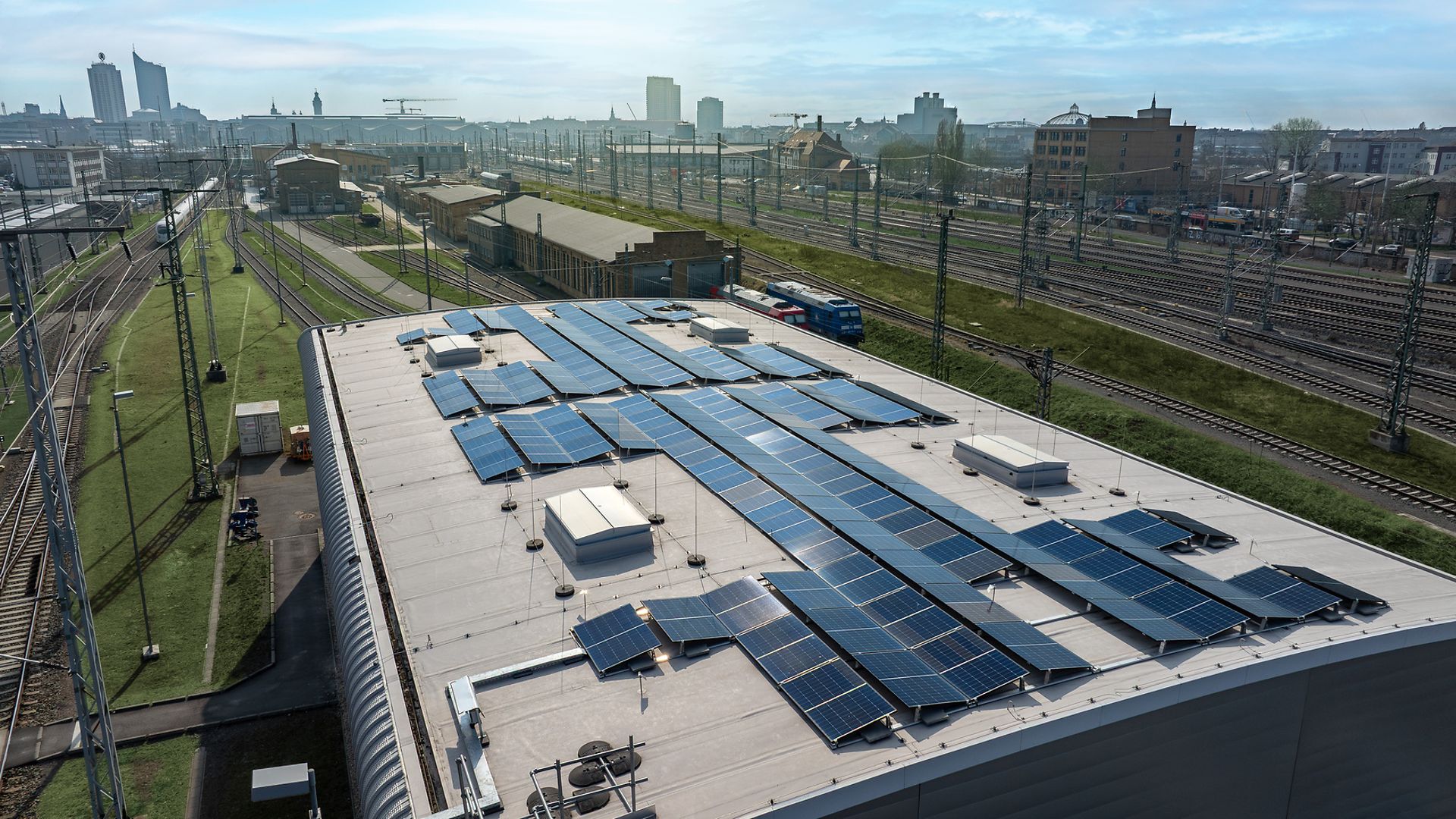 PV-Anlage auf Technikhalle (URD-Halle) des ICE-Werks in Leipzig mit ballastierter Aufständerung
