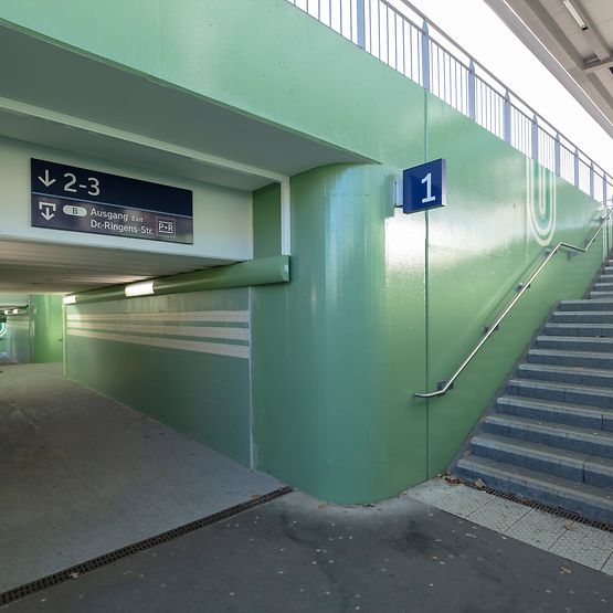 Blick auf die Treppe und die Personenunterführung des Bahnhofs Overath
