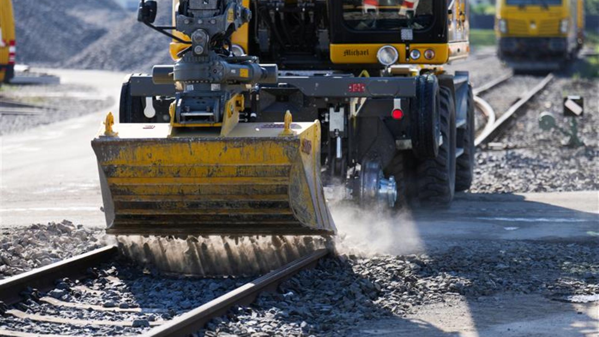 Bagger auf einer Gleisbaustelle