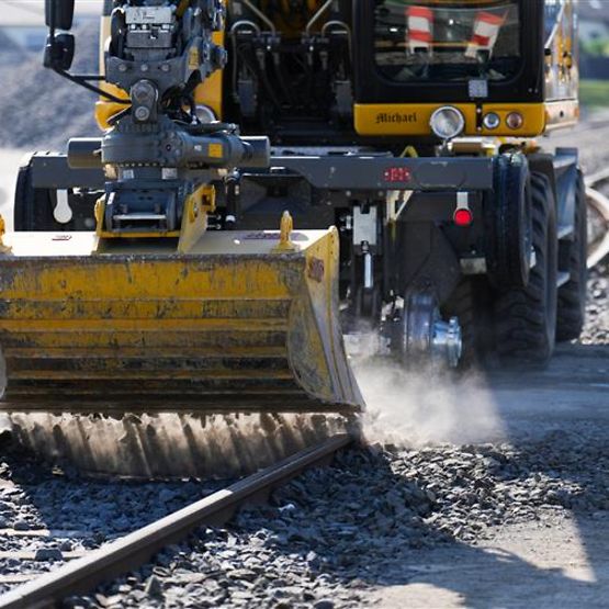 Bagger auf einer Gleisbaustelle