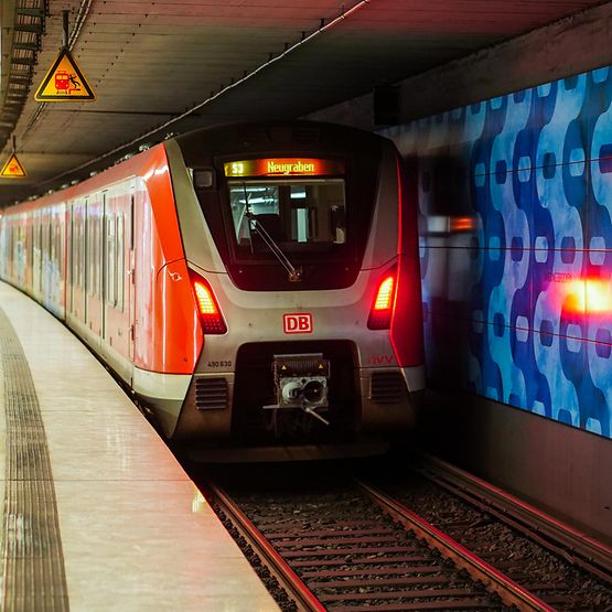 S-Bahn im Bahnhof Landungsbrücken