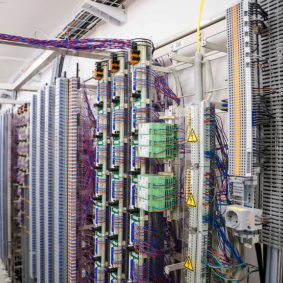 Moderne Technik in einem elektronischen Stellwerk