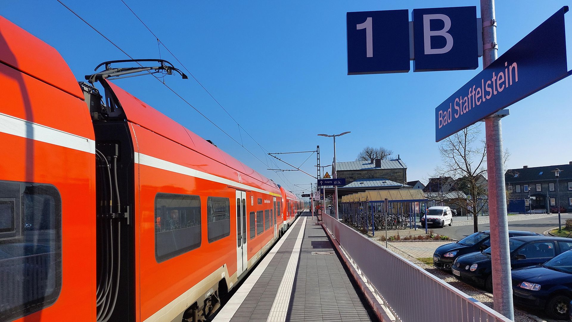 Zukunftsbahnhof Bad Staffelstein - Blick auf den modernen, neu errichteten Hausbahnsteig.