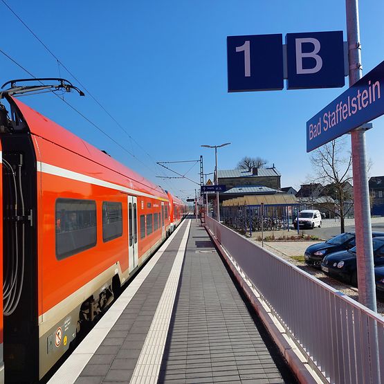 Zukunftsbahnhof Bad Staffelstein - Blick auf den modernen, neu errichteten Hausbahnsteig.