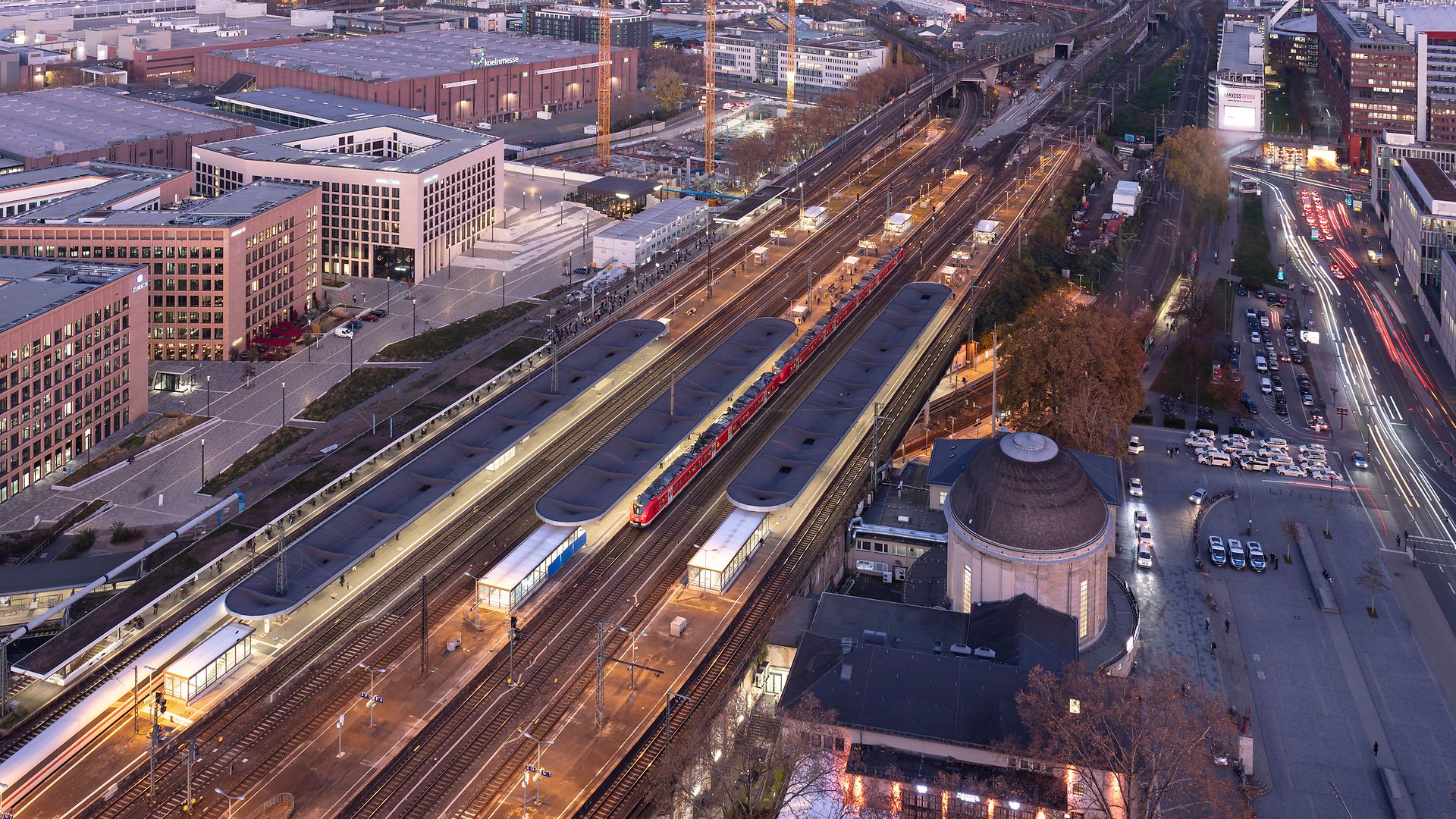 Blick von oben auf den Bahnhof Köln Messe/Deutz