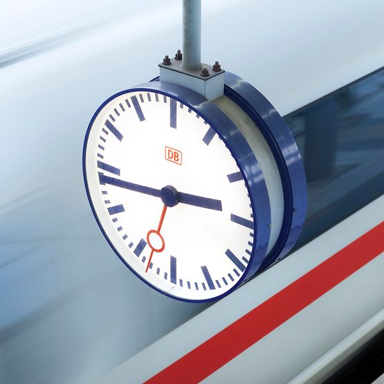 Symbolbild Bahnhofsuhr