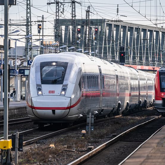 ICE 4 Baureihe 412 durchfährt den Bahnhof Köln Deutz