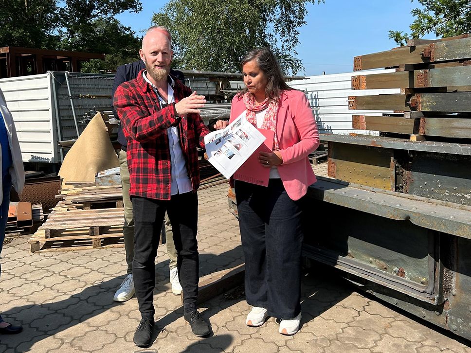 DB-Projektleiter Felix Burckhardt mit Oldenburgs Stadtbaurätin Christine-Petra Schacht bei SSM GmbH 