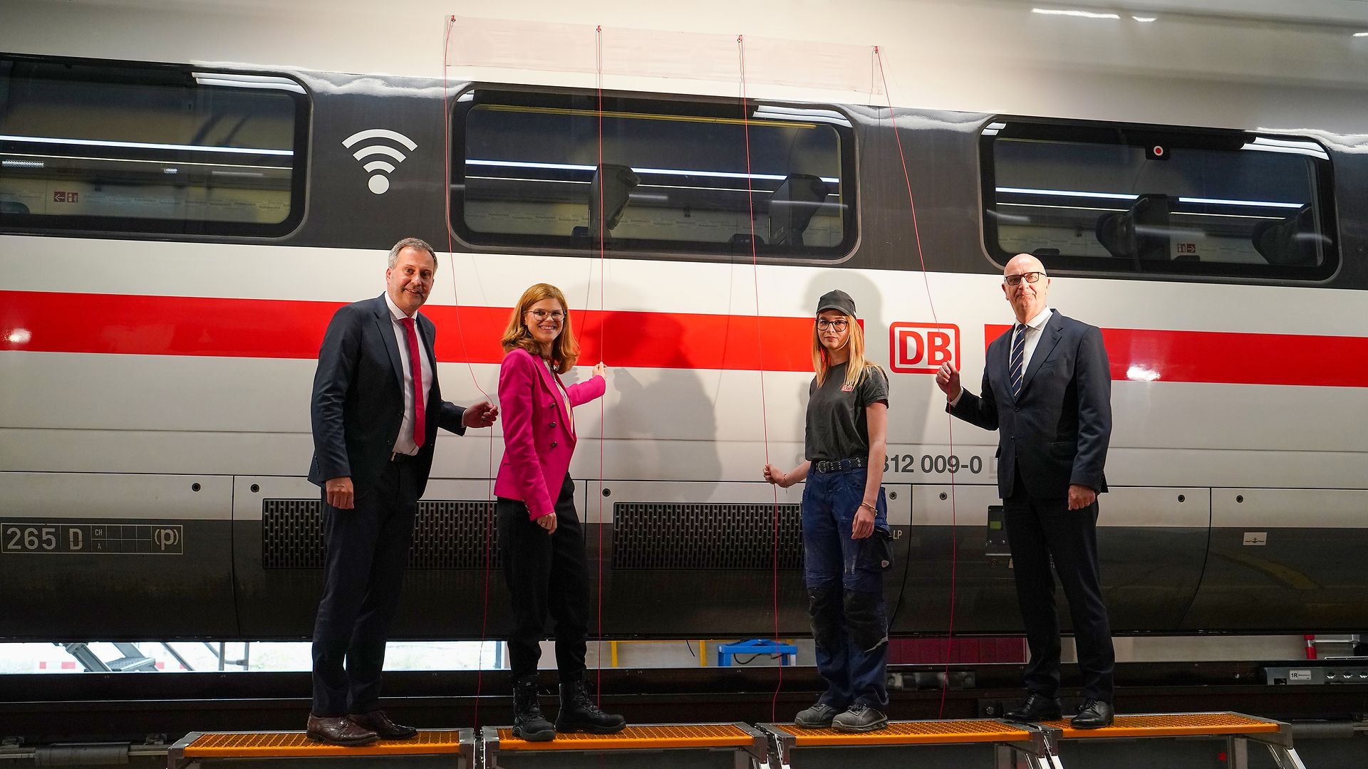 Enthüllung des ICE 4 mit Stadtwappen und Schriftzug „Cottbus / Chóśebuz“ im ICE-Werk mit DB-Vertretern und Politik