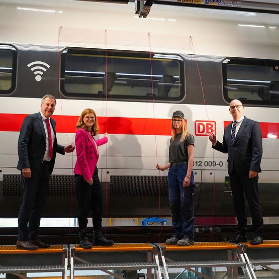 Enthüllung des ICE 4 mit Stadtwappen und Schriftzug „Cottbus / Chóśebuz“ im ICE-Werk mit DB-Vertretern und Politik