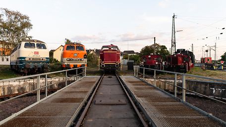 Fünf Lokomotiven stehen im Halbkreis vor einer Drehscheibe im DB Museum in Koblenz