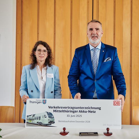 Unterzeichnung Verkehrsvertrag zum Mittelthüringer Akku-Netz 