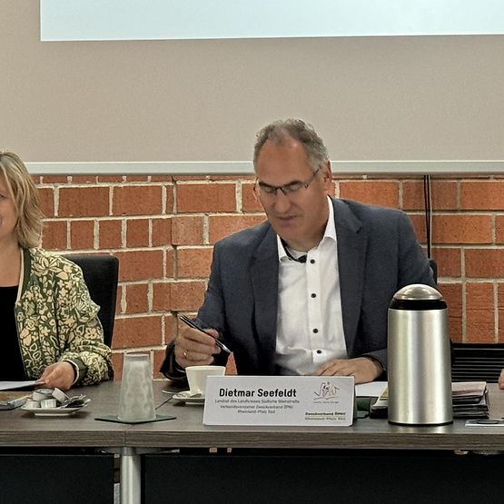 Die Vertragspartner bei der Unterzeichnung in den Räumen der Kreisverwaltung Südliche Weinstraße in Landau (Pfalz)