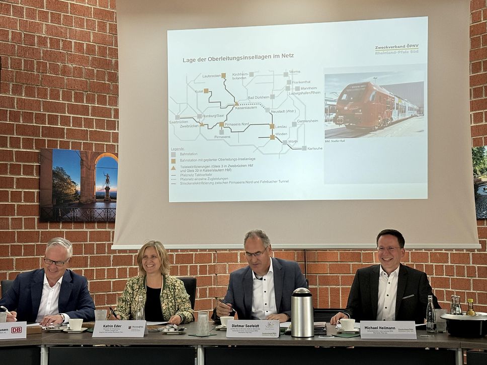 Die Vertragspartner bei der Unterzeichnung in den Räumen der Kreisverwaltung Südliche Weinstraße in Landau (Pfalz)