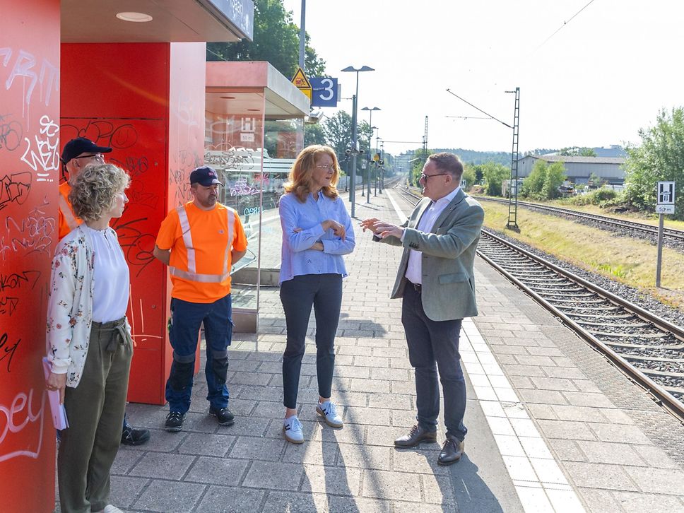 Stationsinspektoren und Vertreter:innen von Land und DB bei der Reinigung des Bahnhofs in Rohrbach