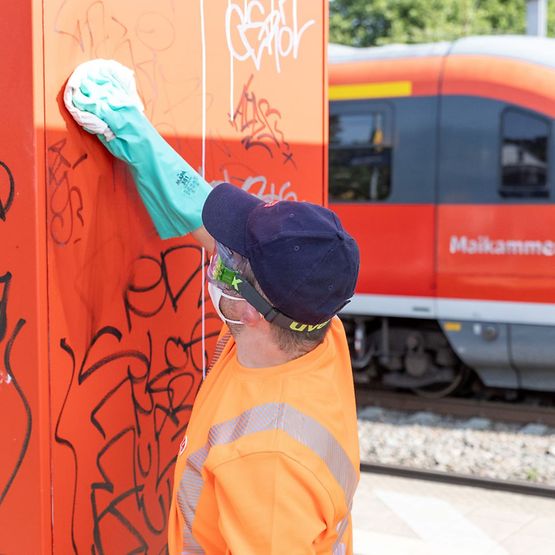 DB-Stationsinspektor im Einsatz für eine sauberen Bahnhof in Rohrbach