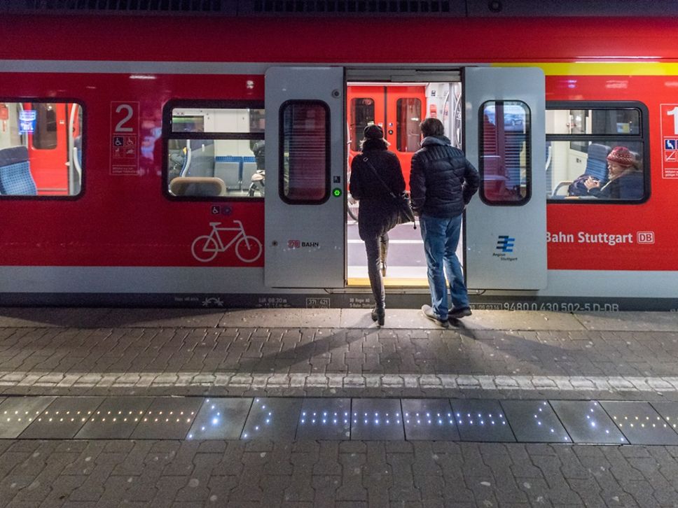 Test of the first version of the illuminated platform edge in Bad Cannstatt