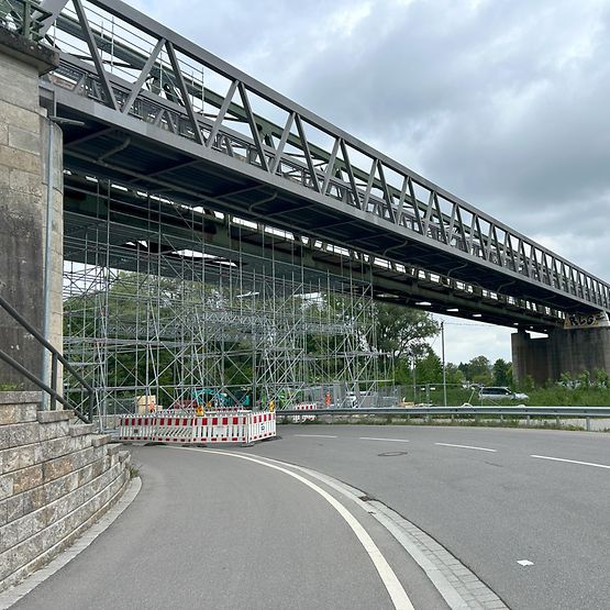 Die DB erneuert die Eisenbahnbrücke in Sinzing. Foto: DB.