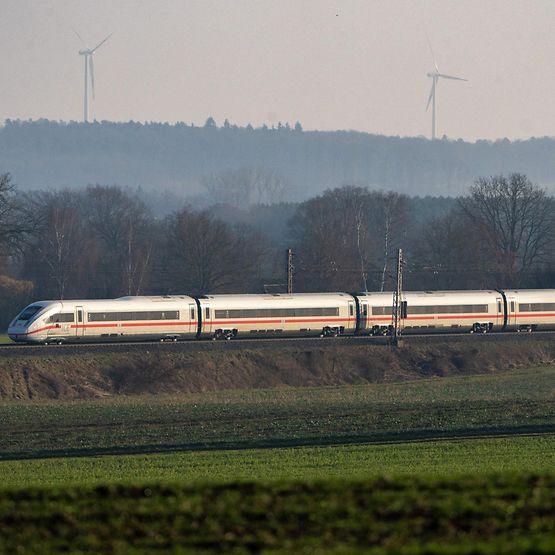 ICE 4 auf Fahrt bei Bienenbüttel