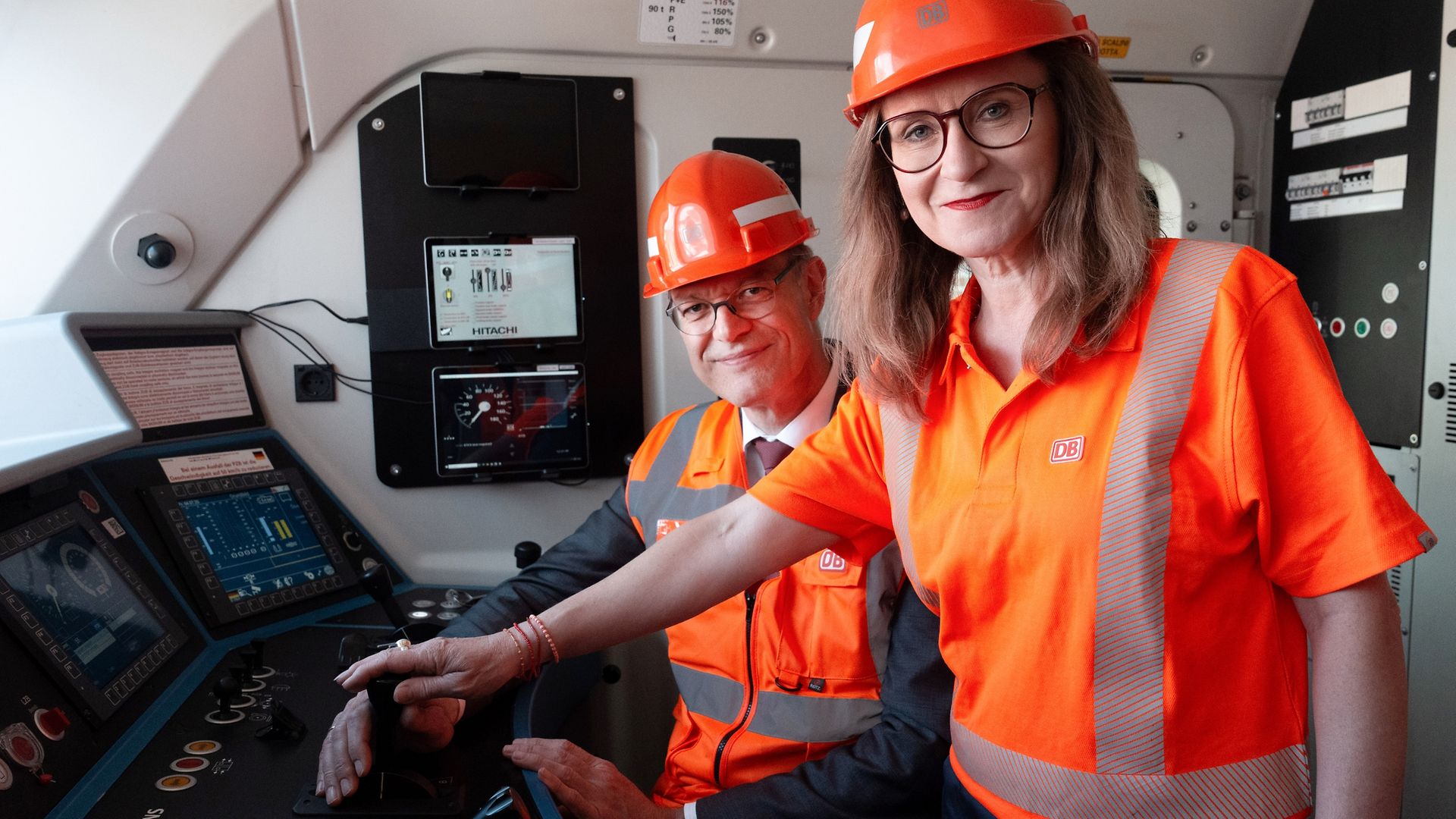 Sigrid Nikutta und Patrick Schnieder im Führerstand einer Lokomotive