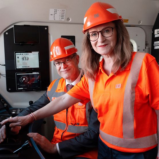 Sigrid Nikutta und Patrick Schnieder im Führerstand einer Lokomotive