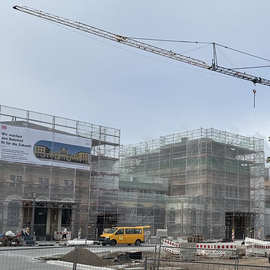 Bahnhof Neustadt Weinstraße mitsamt Kran, Gerüst und Infobanner