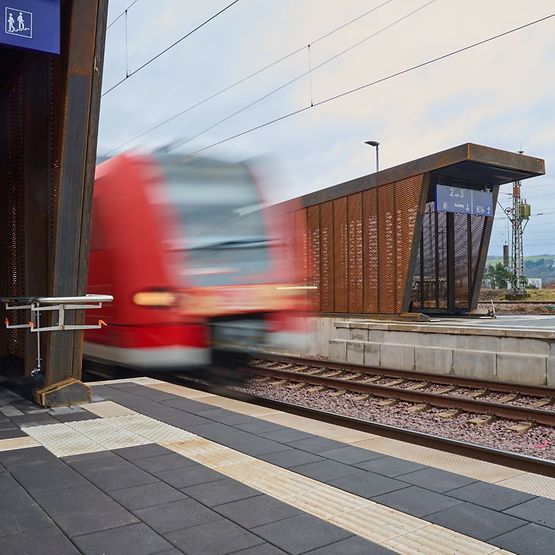 Einfahrender Zug an einem Bahnhof auf der Weststrecke Trier