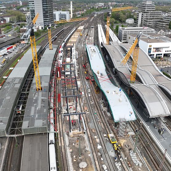 Luftaufnahme des Duisburger Hauptbahnhofs mit dem modernisierten Osteingang und den insgesamt vier Kranen