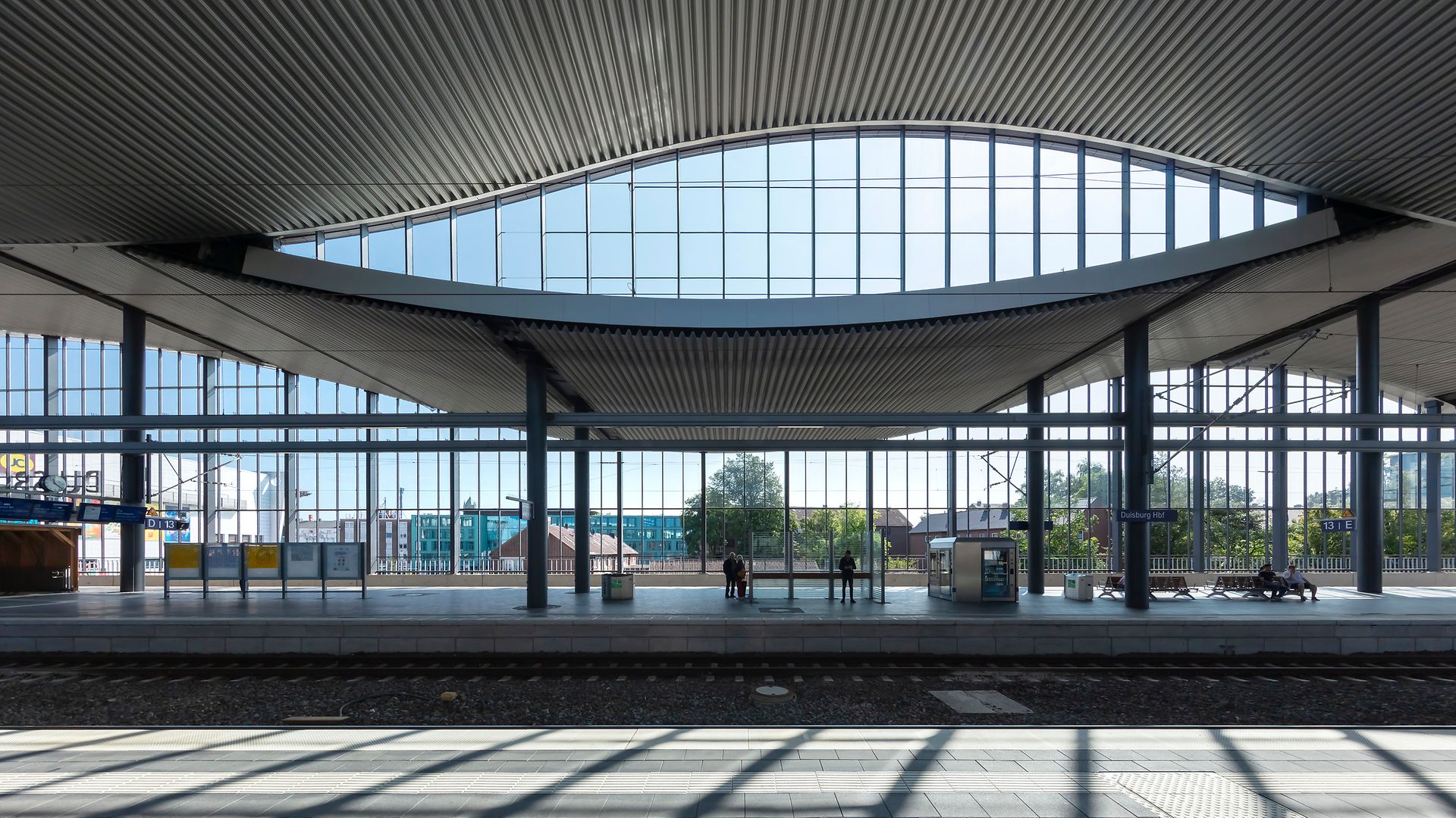 Blick auf die neuen Bahnsteige und die neue Außenfassade zur Ostseite