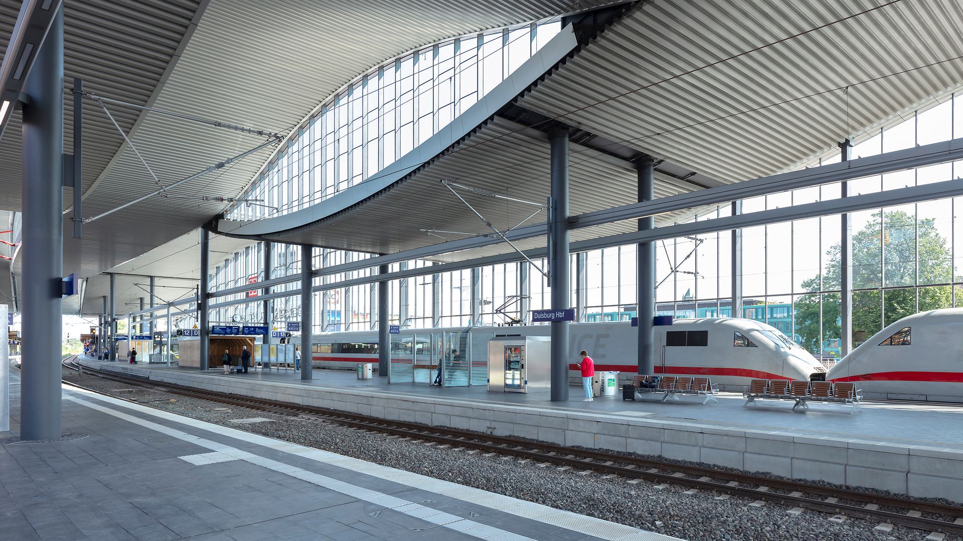 Ein Regionalexpress wartet am neuen Bahnsteig im Duisburger Hauptbahnhof