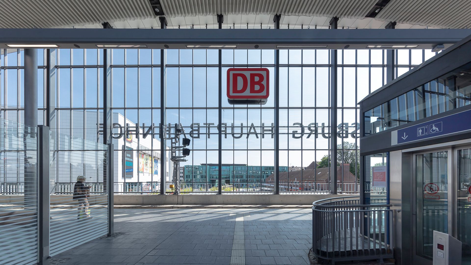 An der Glasfassade im Duisburger Hauptbahnhof ist ein neues DB-Logo angebracht worden