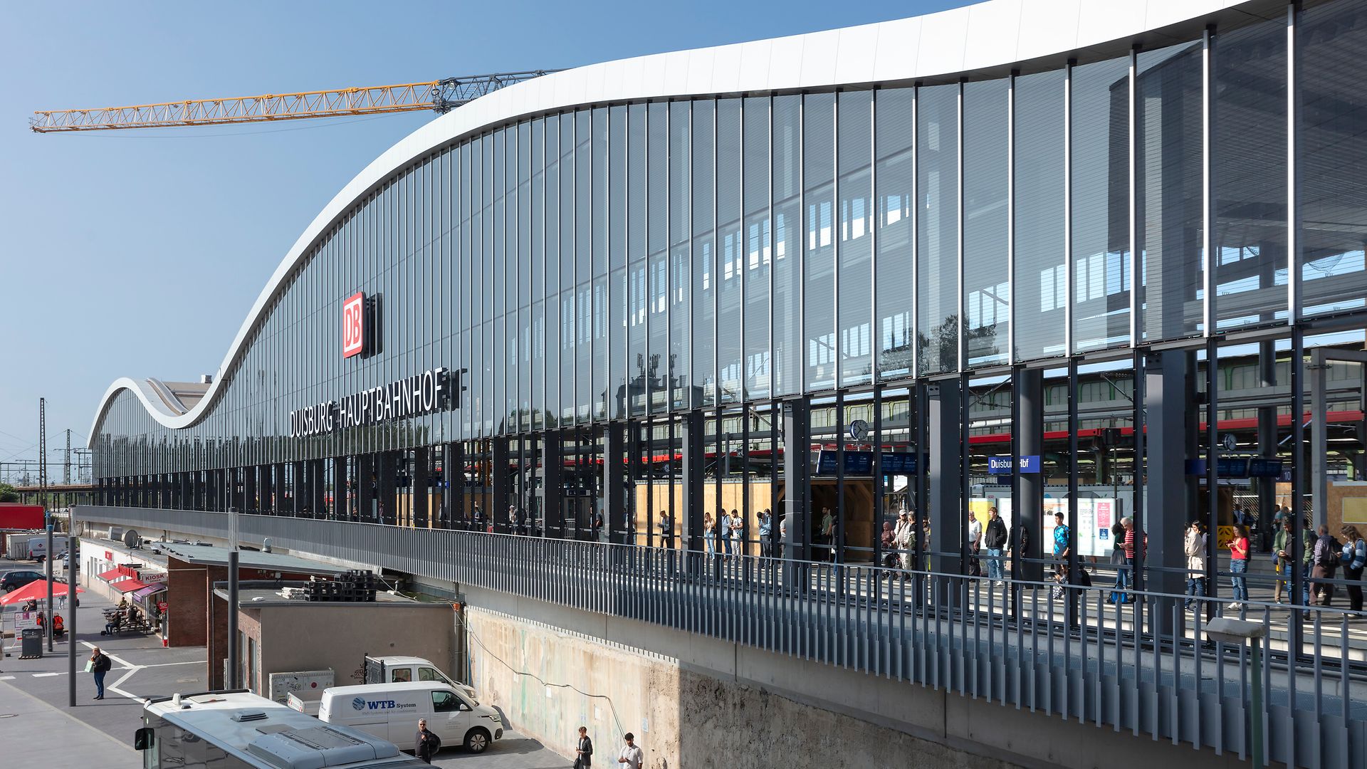 Die neue Glasfassade an der Ostseite des Duisburger Hauptbahnhofs 