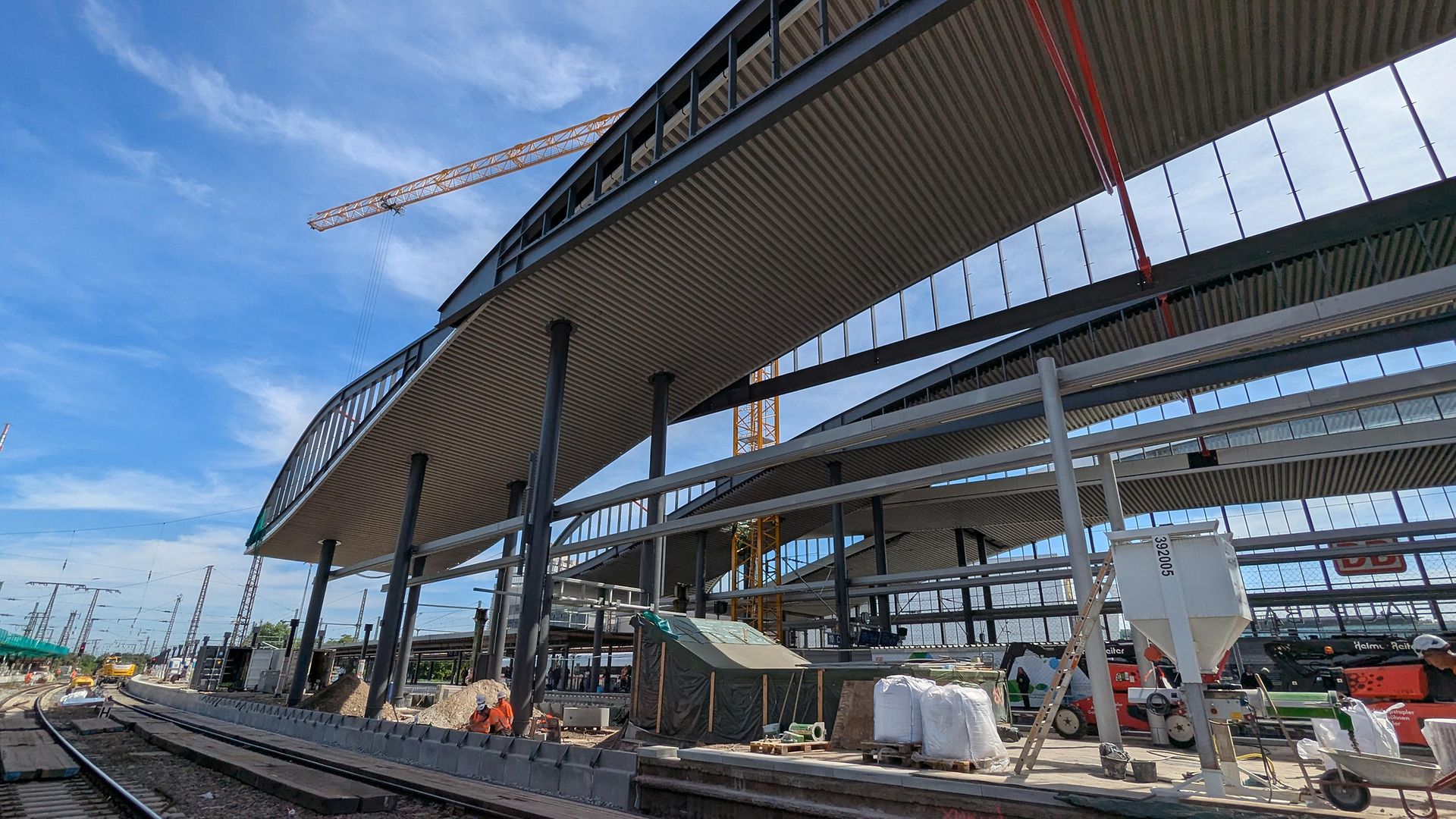 Blick vom Gleis auf das neue Dach des Duisburger Hauptbahnhofs