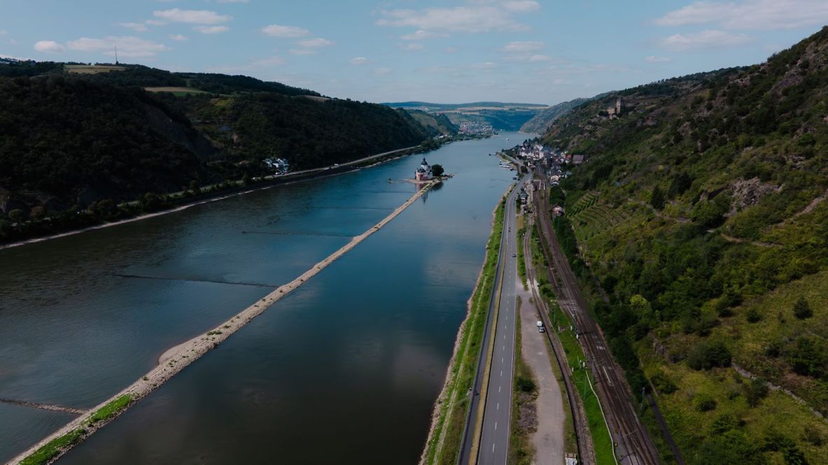 Drohnenaufnahme von der Landschaft am rechten Rhein 