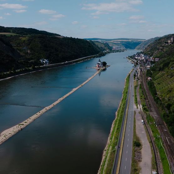 Drohnenaufnahme von der Landschaft am rechten Rhein 