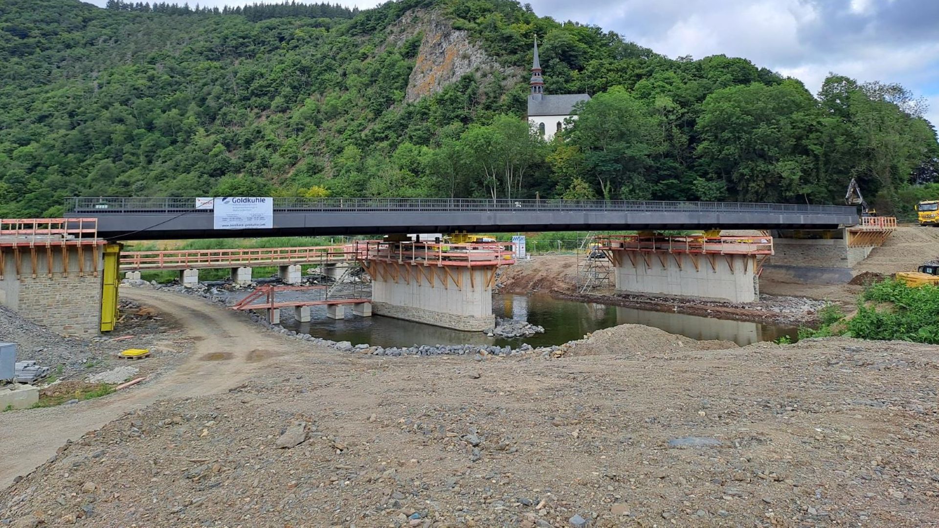 Die letzte Brücke im Ahrtal vor einer kleinen Kirche auf einem Berg wurde erfolgreich eingeschoben