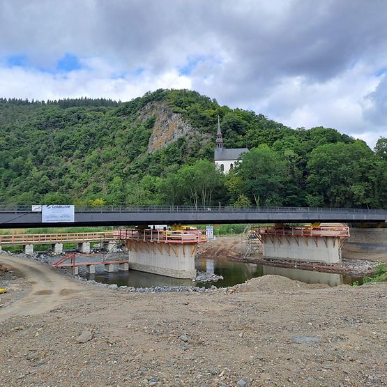 Die letzte Brücke im Ahrtal vor einer kleinen Kirche auf einem Berg wurde erfolgreich eingeschoben