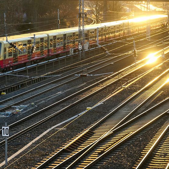 Berliner S-Bahn der BR 481 im Gegenlicht