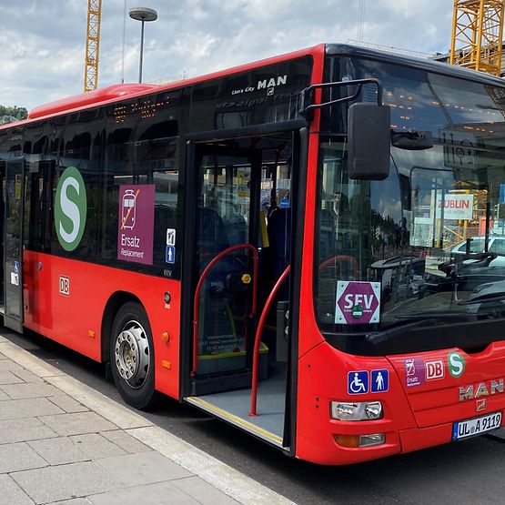 Ein roter Bus mit dem Schriftzug SEV