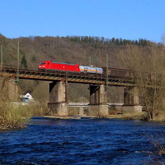 Entlang der Sieg - DB Cargo mit Ellok Baureihe 185 zwischen Au und Rosbach
