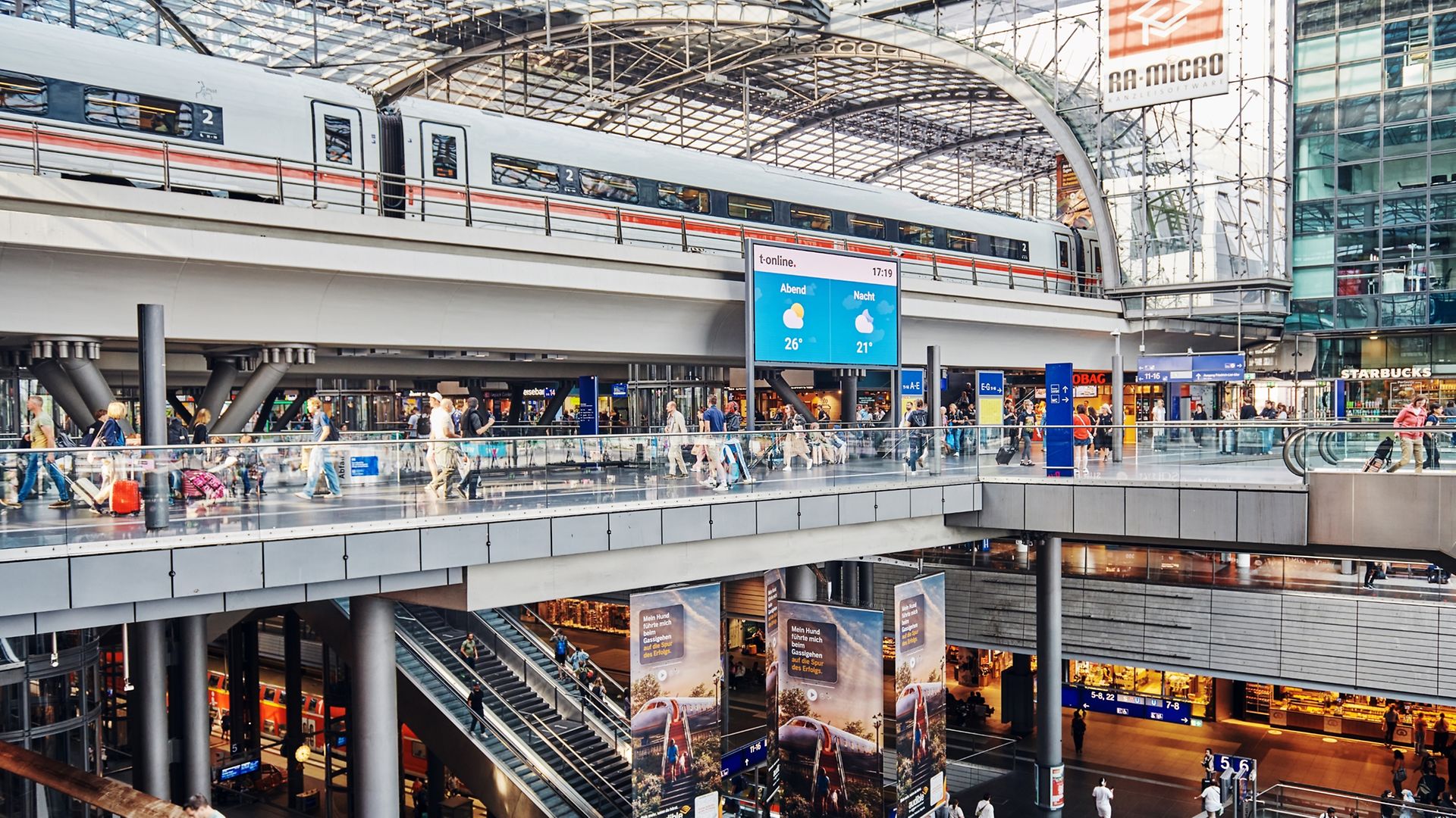 Hauptbahnhof Berlin - Zwischenebenen und mit einem ICE 4 des DB Fernverkehr