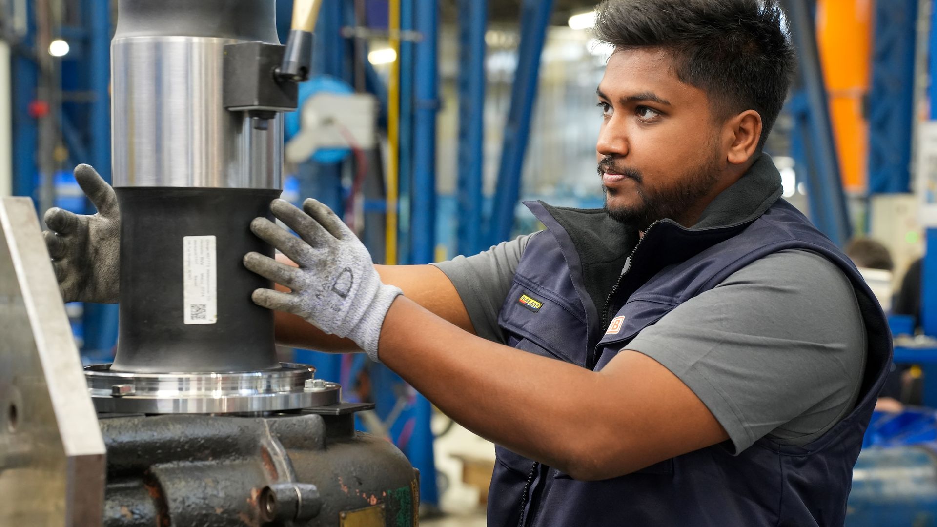 Ein Kollege in der Radsatzwerkstatt im Werk Kassel der DB Fahrzeuginstandhaltung GmbH