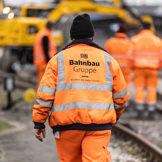  Mitarbeiter der DB Bahnbau Gruppe bei Gleisbauarbeiten (Symbolbild)