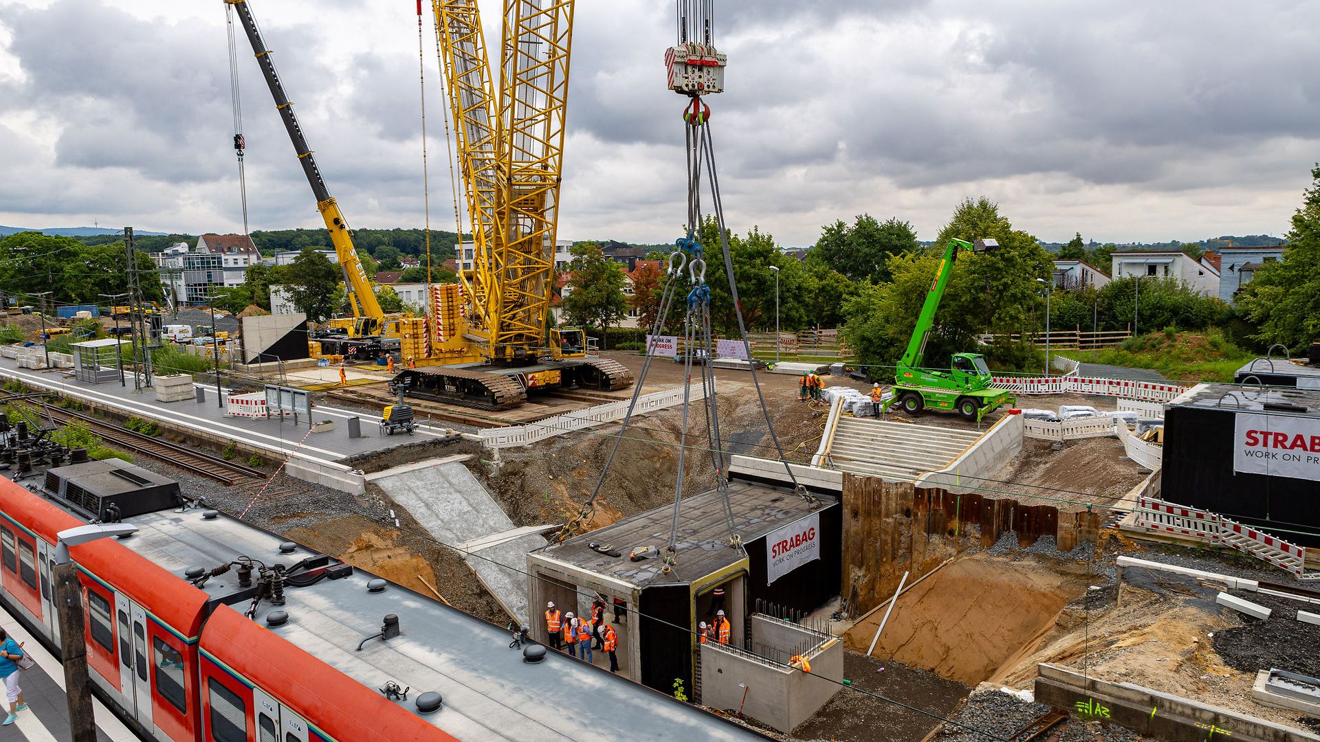 Einheben der Personenunterführung mit Kran an der Verkehrsstation Friedrichsdorf am 21. Juli 2025